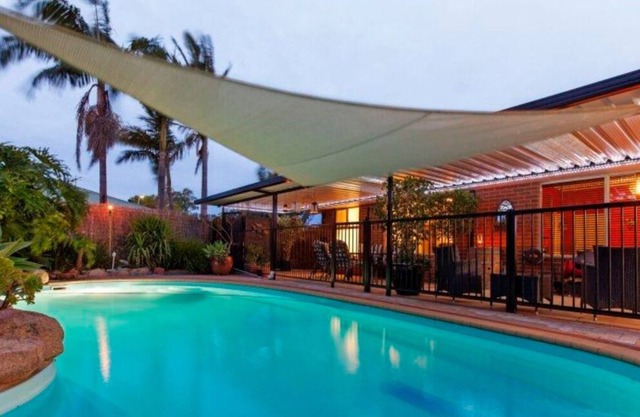 The Entertainer: 4x2 with pool, close to beach and shops