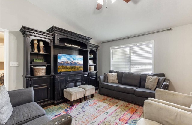 The Family Falls Retreat | Sleeps 12 | Hot Tub