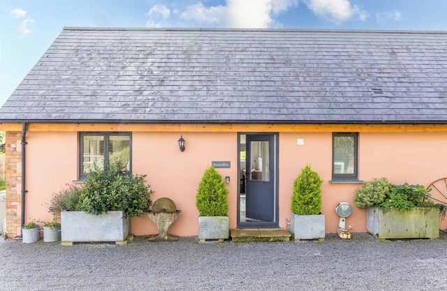 THE FARM OFFICE, pet friendly, with hot tub in Bampton, Devon