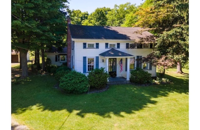 The Farmhaus - rustic 1800s homestead sleeps 12