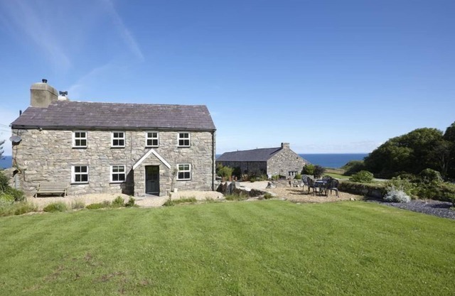 The Farmhouse - a llyn peninsula that sleeps 7 guests in 4 bedrooms