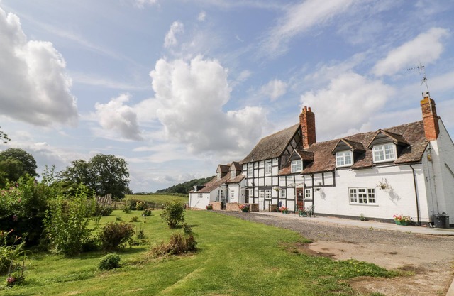 THE FARMHOUSE, character holiday cottage, with a garden in Ledbury
