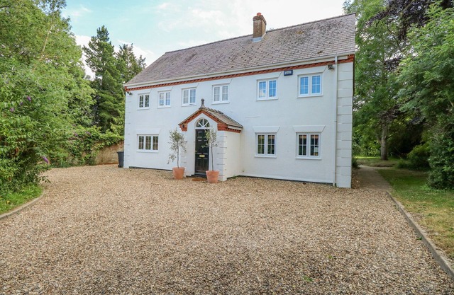 THE FIRS, pet friendly, character holiday cottage in Dereham