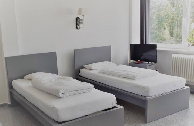 The friendly 1-room apartment no. 5 in our apartment house Haldesdorfer Straße is located to the side of the building.