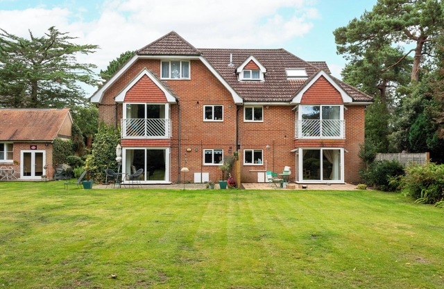 THE GABLES PENTHOUSE, family friendly, with a garden in Bournemouth
