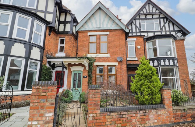 THE GABLES, pet friendly, character holiday cottage in Rugby