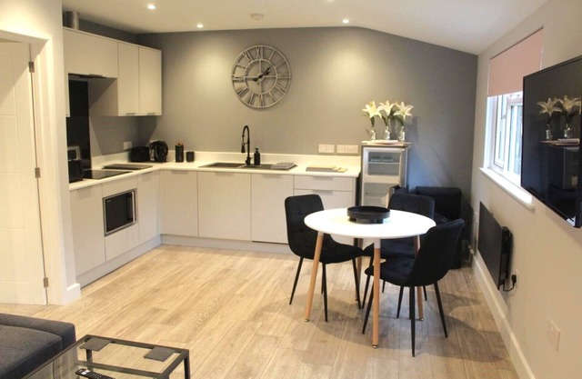 The Garden Cabin. Beautiful village location with lovely walks and local pub