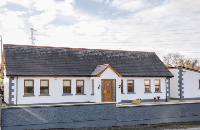 THE GARDEN COTTAGE, family friendly, with a garden in Crossmaglen