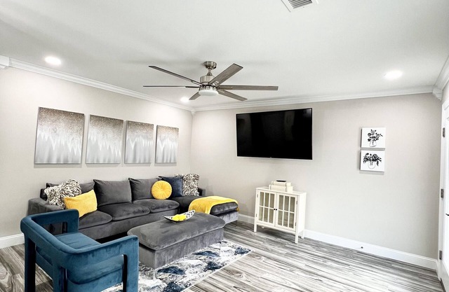 "The Gem" Stylish Fully Renovated 2 Bedroom 1 Bathroom Duplex
