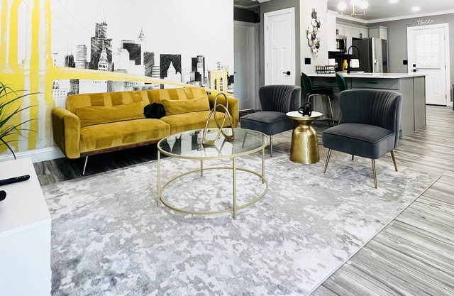 The Gemstone Newly Renovated, Stylish, Spacious 2 Bedroom, 3 Beds,1 Bathroom