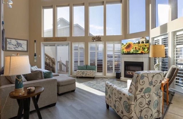 The Glass Haven – No wake Cove, Hot Tub, & Fire Pit!