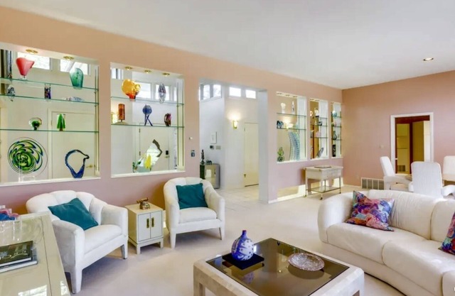 The Glass House - 2.5 acre River Hills Estate 13mi. from Milwaukee, WI.