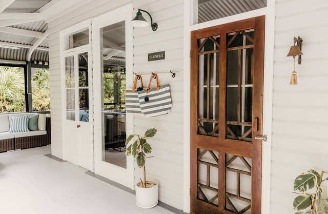 The Glenelg Upstairs Residence (6 persons)