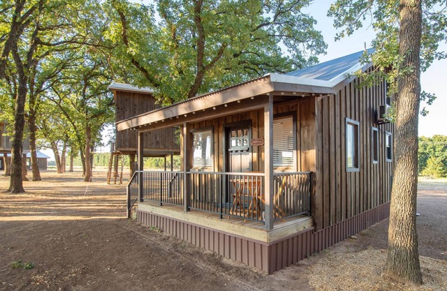 The Goldfinch Cabin 15 MIN to Magnolia Baylor
