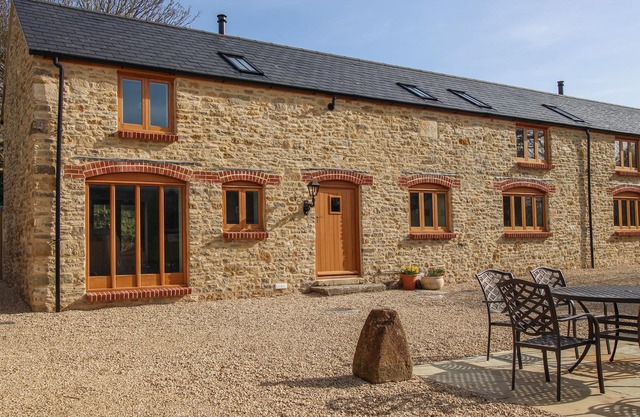 THE GRANARY, BURTON BRADSTOCK, family friendly in Burton Bradstock