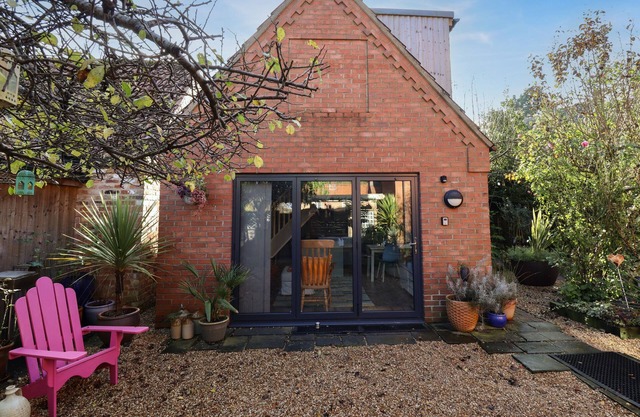 THE GRANARY OWL HOUSE, romantic, with a garden in Pilham