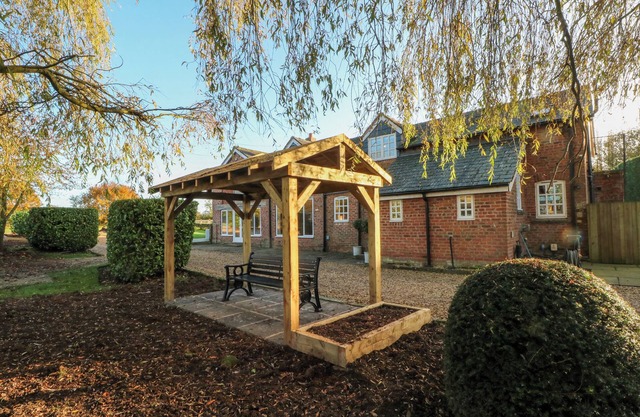 THE GRANARY, pet friendly, character holiday cottage in Knutsford