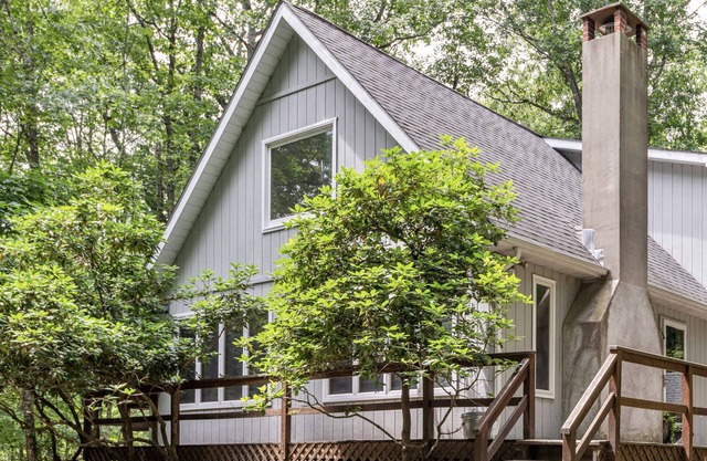 The Gray Chalet - private lot close to Lake Wallenpaupack & downtown Hawley