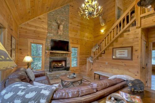 The Great Escape - Spacious Cabin - Mountain Views, Game Room, Hot Tub, Fire Pit - Morganton, GA
