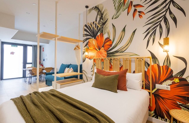 The Green Apartment V by Florit Flats