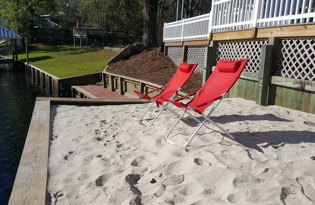 The Grey Goose (Waterfront) Historic New Bern - Private Beach - BRING YOUR BOAT!