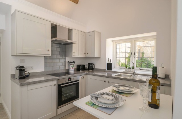THE GROOMS FLAT, romantic, character holiday cottage in Sherston