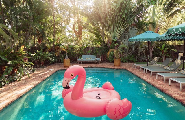The Grove House: Palm Beach-style, shared pool!