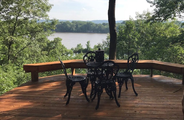 The Hager House - River View - Pet Friendly - Walk-out Basement Apartment