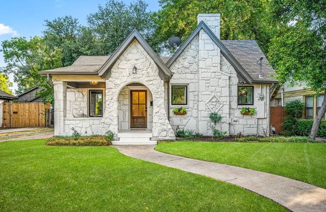 The Hansel-Modern 4 Bed, 3 Bath Bungalow, Hot Tub