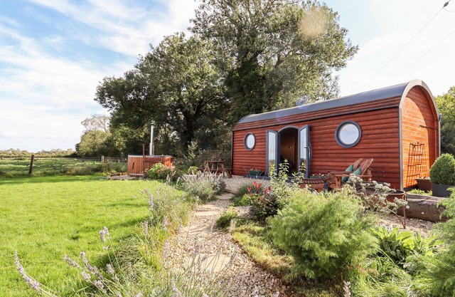 THE HAPPY VALLEY POD, romantic, with hot tub in Chipping Norton