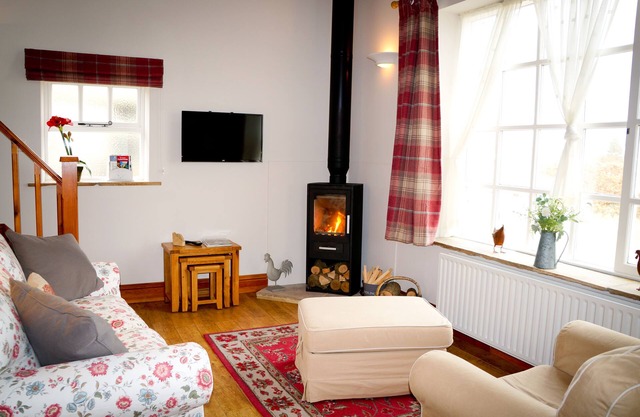 The Hayloft- dog friendly romantic retreat- log burner and lovely rural views