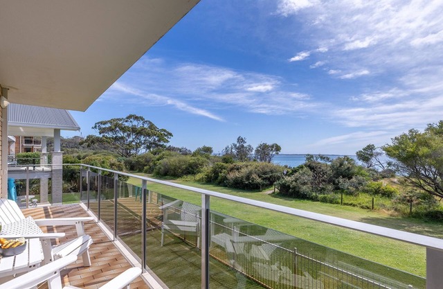 The Helm, 2/22 Voyager Cl - Stunning waterfront unit with Air Conditioning