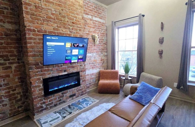 The Henry Lofts 2-bedroom apt., dog friendly fenced yard, arcade, coffee shops