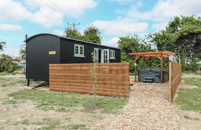 THE HERON, pet friendly, with hot tub in Bottisham