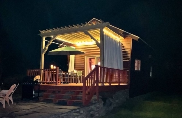 The Heron - Unique vacation getaway for 2 in historic cabin