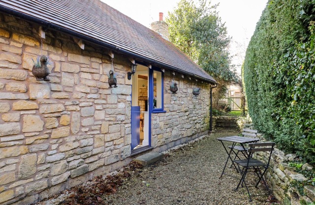 THE HIDEAWAY, romantic, with a garden in Eckington