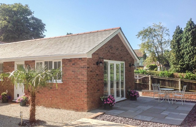 THE HIDEAWAY, romantic, with a garden in Verwood