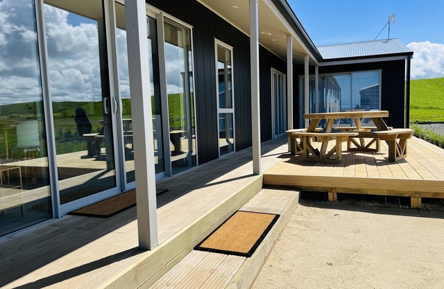 The Hideaway - Waipipi Beach - Waverley - Couples Retreat with Hot Tub