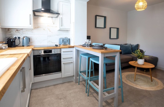 The Hideout- Cosy apartment with free parking