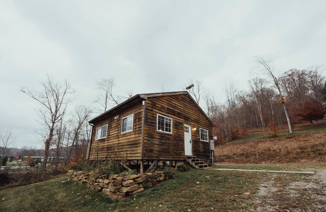 The Hideout - Escape to The Hideout in Hocking Hills, OH! This cozy, pet-friendly cabin offers a private deck by Pine Creek, just minutes from hiking, waterfalls, and caves. Perfect for up to 4 guests. Book your nature-filled getaway today!