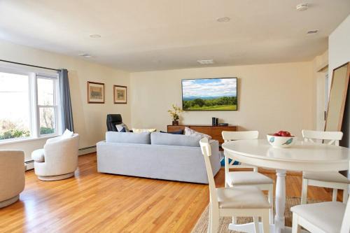The Higashi King bed mountain home in New Paltz
