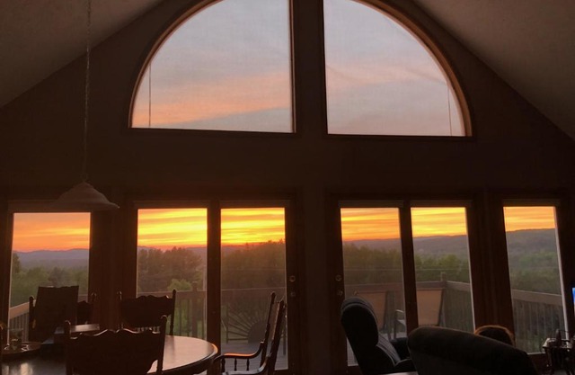 The Hilltop Retreat - Peaceful With Great Views!
