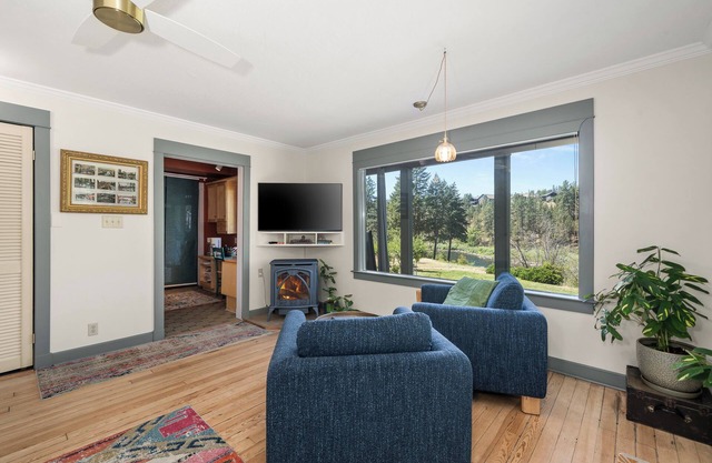 The Historic River Lodge - Your Private Riverfront Suite