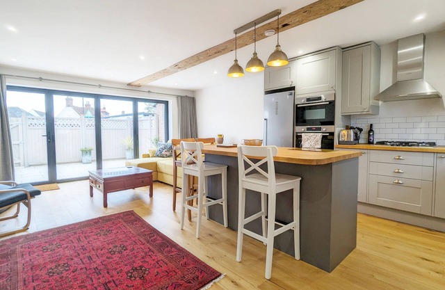 The Hive - a cottage that sleeps 4 guests in 2 bedrooms