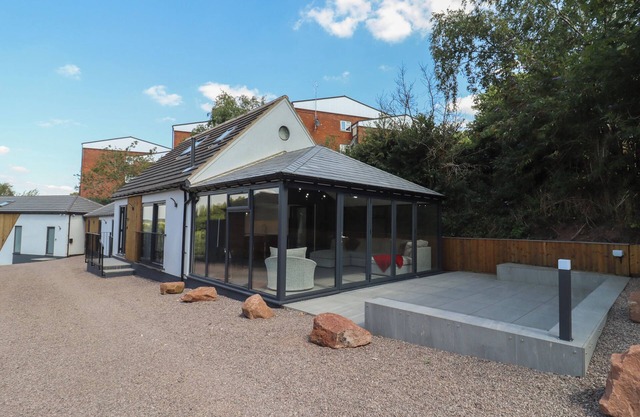 THE HOLLOWS, family friendly, with a garden in Hartshill