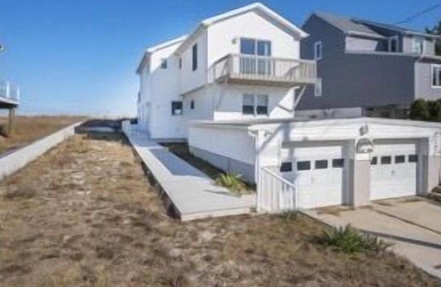 The Hook - 5 BR Fully Updated Home ON private beach in Primehook Beach