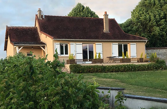 The house and its garden on the Burgundy Canal