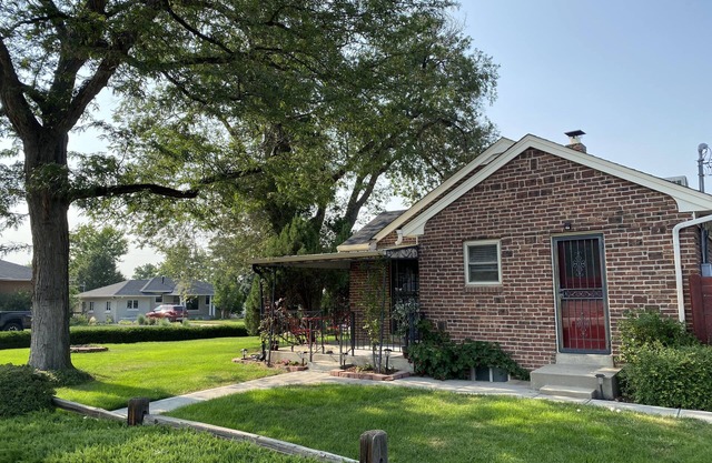 The House You Want - Perfect location & No Chores!