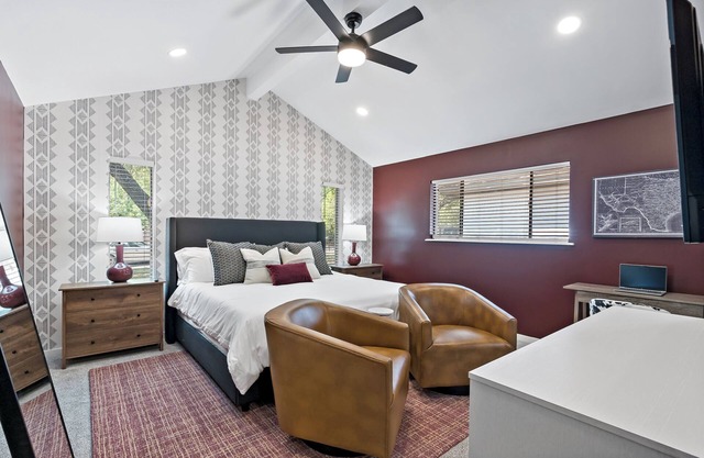 The Howdy Retreat – Near Kyle Field + Game Day Bus