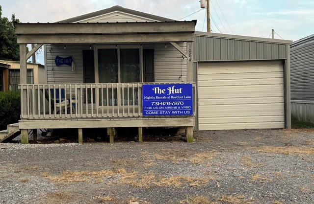 The Hut. Cozy 2-bedroom mobile home on peaceful Reelfoot Lake with boat shed